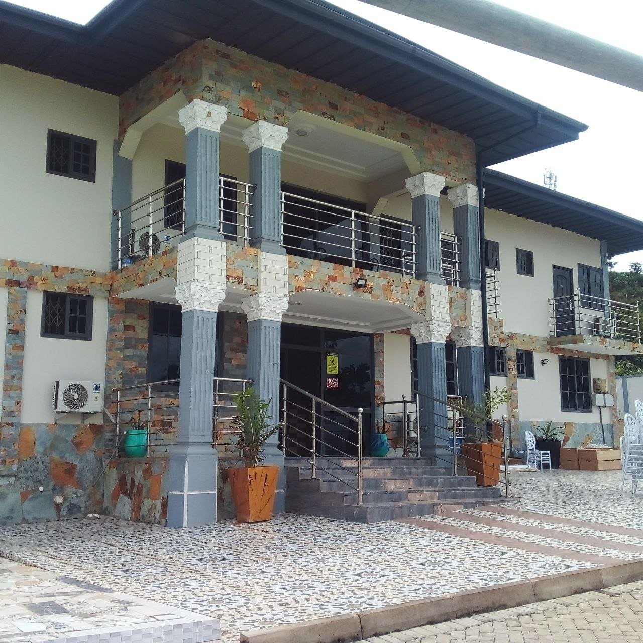The front entrance and courtyard of BB City Lodge in Obuasi