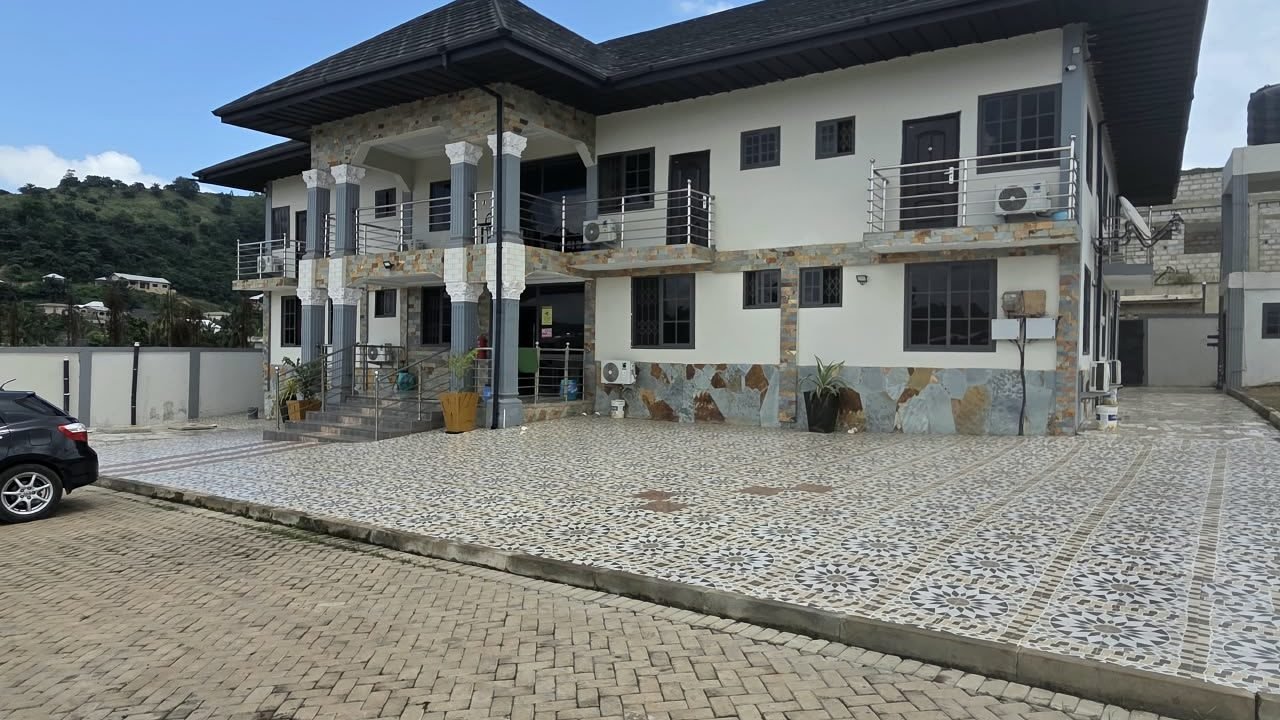 BB City Lodge seen from the courtyard, with its columned entrance and first-floor balcony